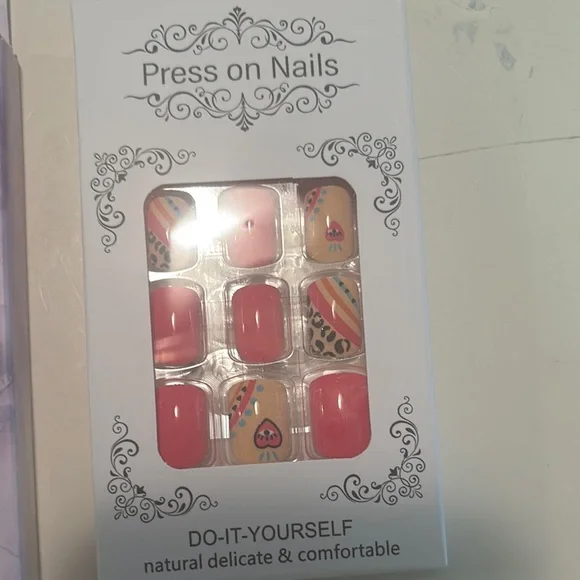 Press-On Nail Set with Designs - Picture 3 of 3
